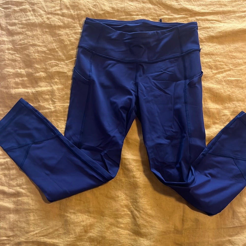 Size 4 Lulu Crop leggings with side pockets.